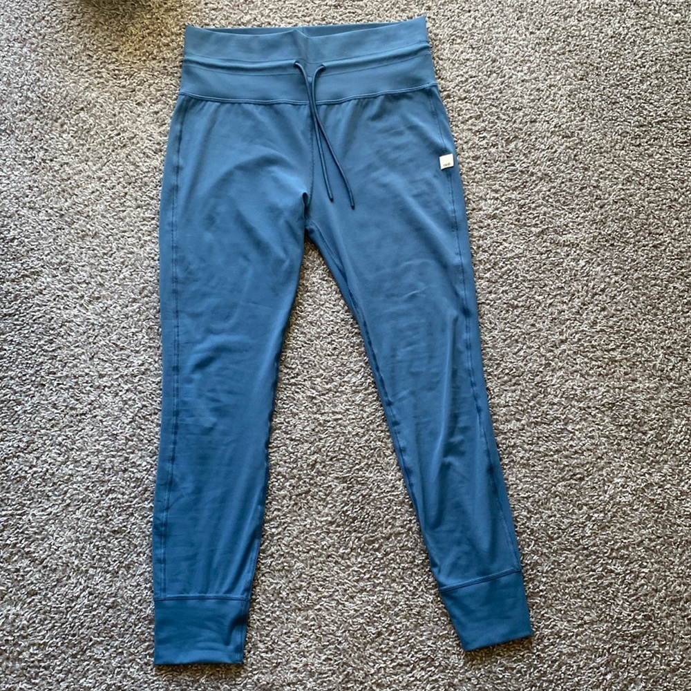 Vuori daily leggings. NWOT. Size large.